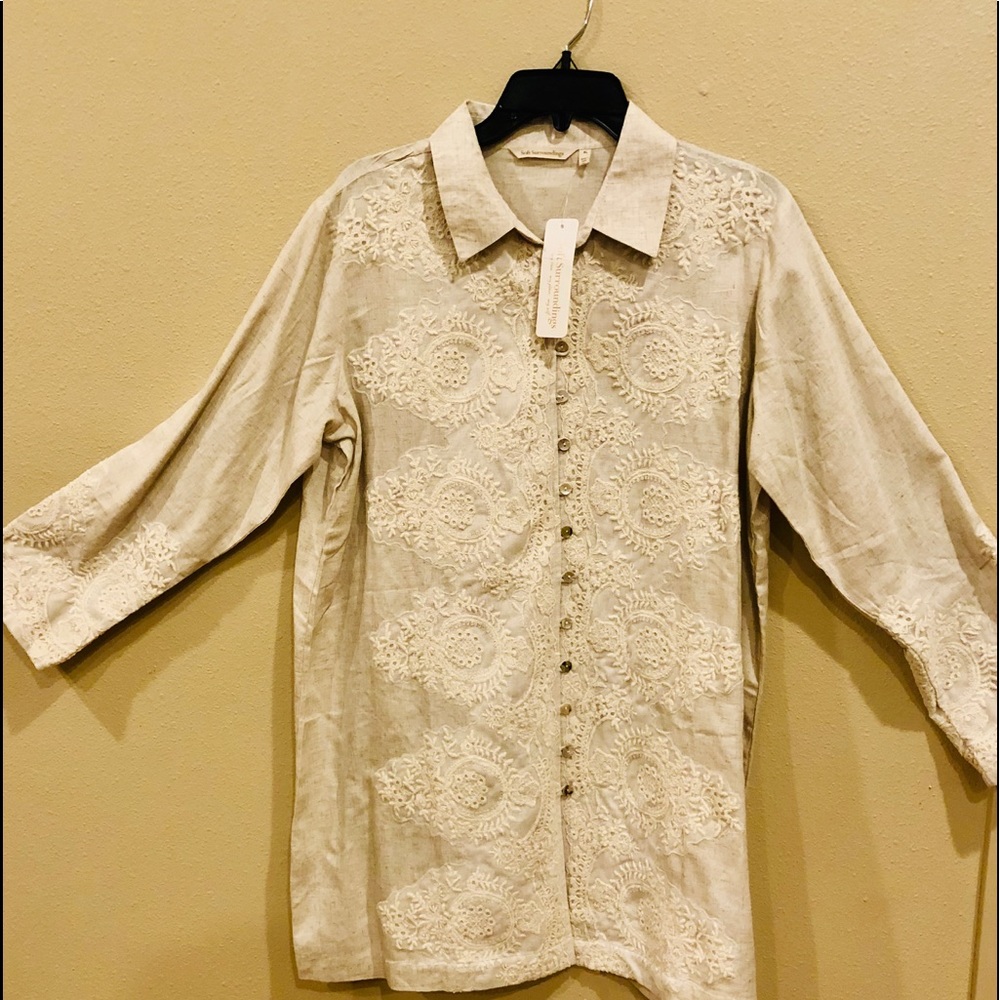 Fresh spring top is perfect for office & outings.